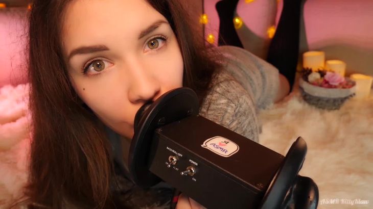 ASMRKittyKlaw 在沙发上的舔耳和口腔音