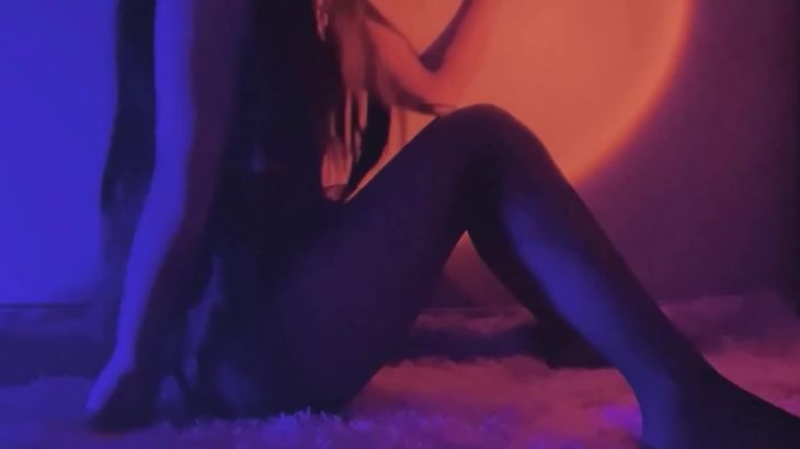 斗鱼晚婉吥想睡连体小黑裙